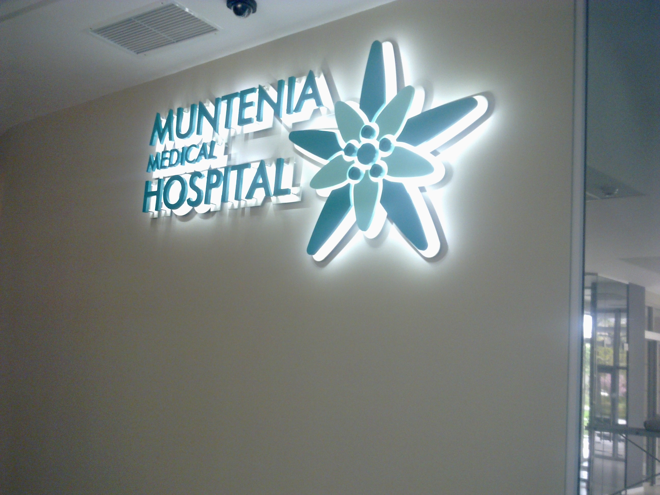 Signalistica de interior la Spitalul Muntenia Medical Hospital Pitesti. Litere independente cu iluminare tip halou