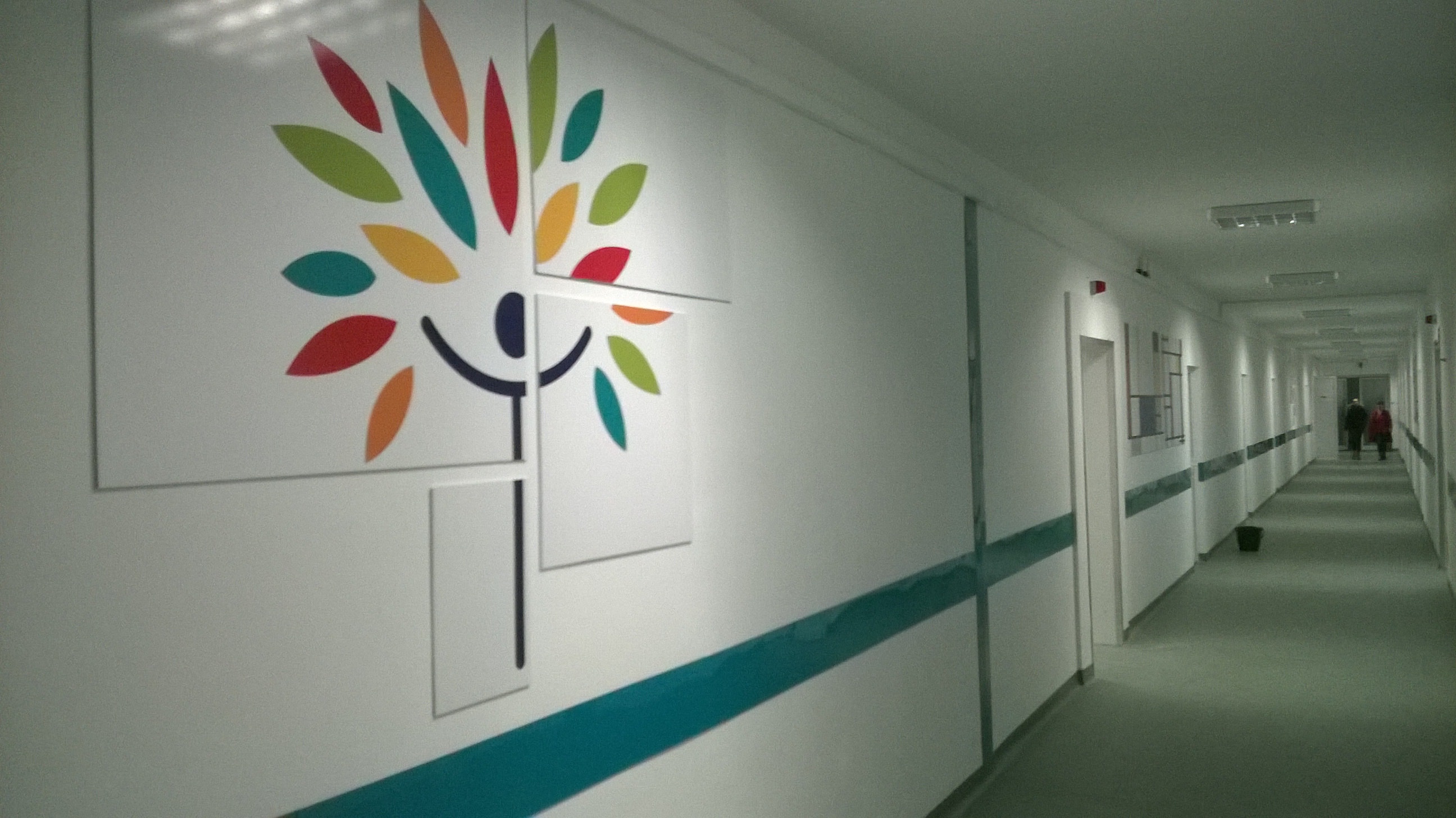 Decor interior UPU - Spitalul Judetean de Urgenta Slatina. Panouri din PVC inscriptionate cu autocolant printat